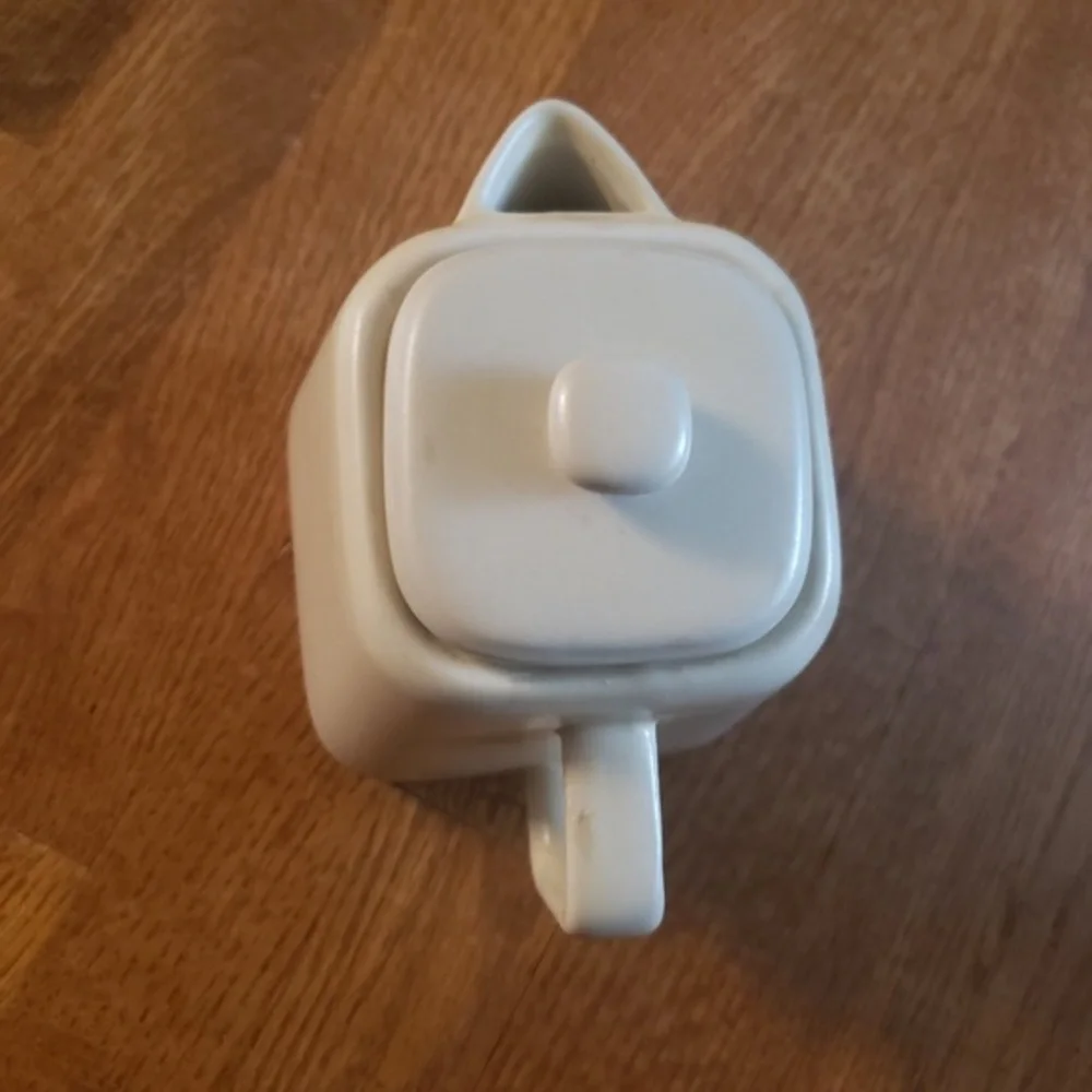 Starbucks Tazo Off‎ white ceramic tea pot 32oz